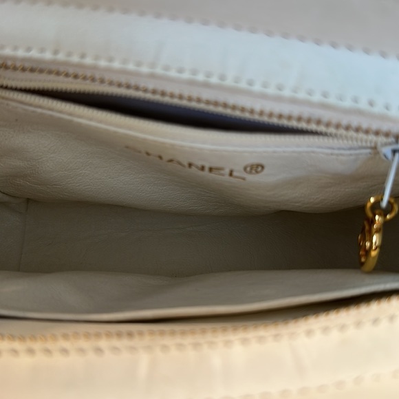 Authentic Chanel calfskin bag very good condition comes with authenticity card - Picture 8 of 9